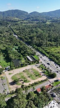 Vista a&eacute;rea do Parque Leon Feffer em Mogi das Cruzes revela ampla &aacute;rea verde cercada pela Mata Atl&acirc;ntica e espa&ccedil;os destinados ao lazer e contato com a natureza.