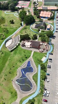 Imagem a&eacute;rea do Parque da Cidade destacando lago, pistas e &aacute;reas verdes, representando espa&ccedil;o de lazer e natureza no ambiente urbano de Mogi das Cruzes