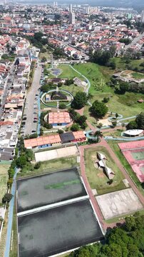 Vista panor&acirc;mica a&eacute;rea do Parque da Cidade em Mogi das Cruzes com lago artificial e &aacute;reas verdes, destacando lazer, natureza e planejamento urbano