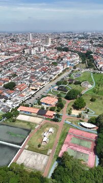 Imagem a&eacute;rea do Parque da Cidade com destaque para &aacute;reas verdes, lago e estruturas de lazer, representando espa&ccedil;o urbano voltado &agrave; qualidade de vida em Mogi das Cruzes