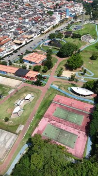 Imagem a&eacute;rea apresenta o Parque da Cidade em Mogi das Cruzes com amplas &aacute;reas verdes e estrutura voltada ao lazer, esporte e conviv&ecirc;ncia da popula&ccedil;&atilde;o.