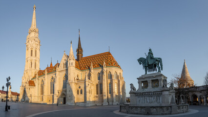 Fototapeta premium Matthias church and statue of St. Stephen I, Fisherman's Bastion, Budapest