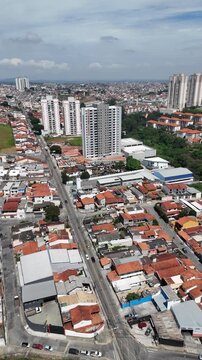 Imagem a&eacute;rea da cidade de Mogi das Cruzes destacando bairros, ruas e edifica&ccedil;&otilde;es, representando urbaniza&ccedil;&atilde;o e crescimento no interior do estado de S&atilde;o Paulo