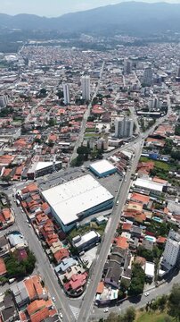 Cidade de Mogi das Cruzes vista do alto mostra urbaniza&ccedil;&atilde;o, bairros residenciais e desenvolvimento urbano no interior paulista.