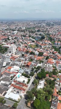 Vista a&eacute;rea da regi&atilde;o central de Mogi das Cruzes com vias e constru&ccedil;&otilde;es organizadas, destacando planejamento urbano e desenvolvimento no Alto Tiet&ecirc;