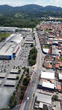 Vista a&eacute;rea da Vila Industrial evidenciando galp&otilde;es e &aacute;rea urbana destacando log&iacute;stica e desenvolvimento industrial na cidade de Mogi das Cruzes