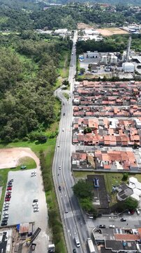 Vista panor&acirc;mica a&eacute;rea de Mogi das Cruzes com &aacute;reas urbanas e comerciais, destacando crescimento econ&ocirc;mico e estrutura urbana da cidade no interior de S&atilde;o Paulo