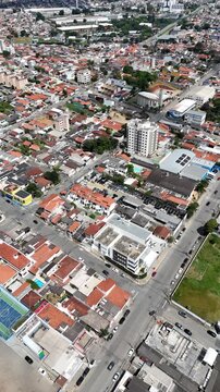 Imagem a&eacute;rea da cidade de Mogi das Cruzes destacando bairros, ruas e edifica&ccedil;&otilde;es, representando urbaniza&ccedil;&atilde;o e crescimento no Alto Tiet&ecirc; paulista