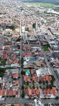 Vista a&eacute;rea da cidade de Mogi das Cruzes com &aacute;rea urbana densa, ruas e constru&ccedil;&otilde;es, destacando crescimento e desenvolvimento na regi&atilde;o do Alto Tiet&ecirc; em S&atilde;o Paulo