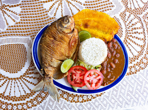A typical regional lunch featuring cachama (river fish), an essential element of Colombian and Venezuelan cuisine, presented in a rustic and appetizing way.