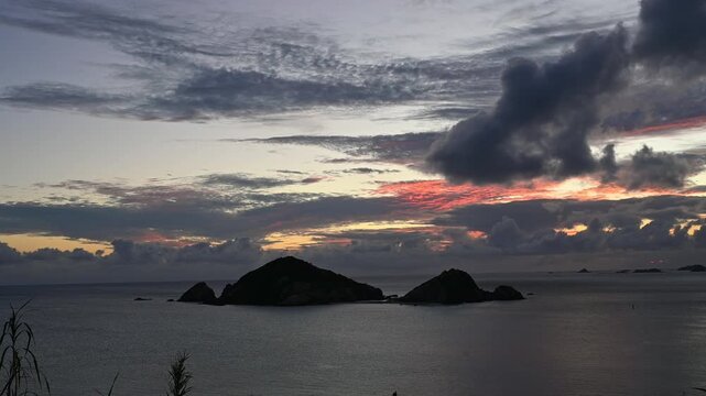 渡嘉敷島・阿波連ビーチから望む夕日とハナリ島（シブがき島）のシルエット 慶良間諸島 動画素材 4K