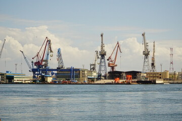 Obraz premium Wide view of Suez Canal in Egypt with cargo ships and scaffolding