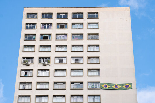 Curitiba, Brasil - Fachada de edificio con la bandera de Brasil.