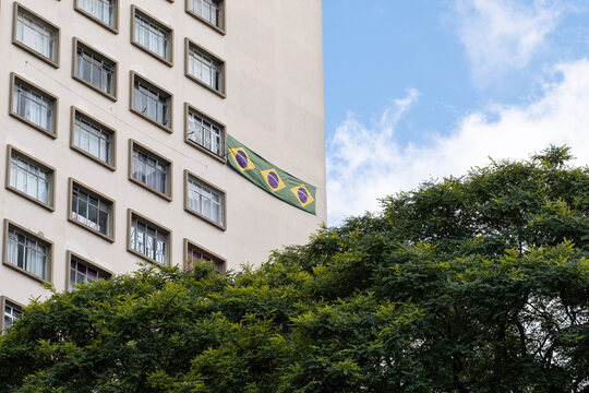 Curitiba, Brasil - Fachada de edificio con la bandera de Brasil.