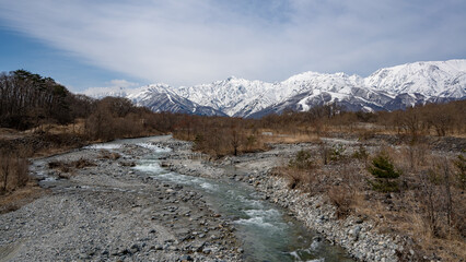 冠雪の北アルプスと清流　長野県白馬村 © RATM
