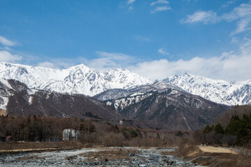 冠雪の北アルプスと清流　長野県白馬村 © RATM