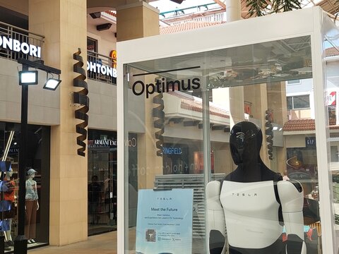 Tesla optimus at Alabang Town Center in Muntinlupa, Philippines