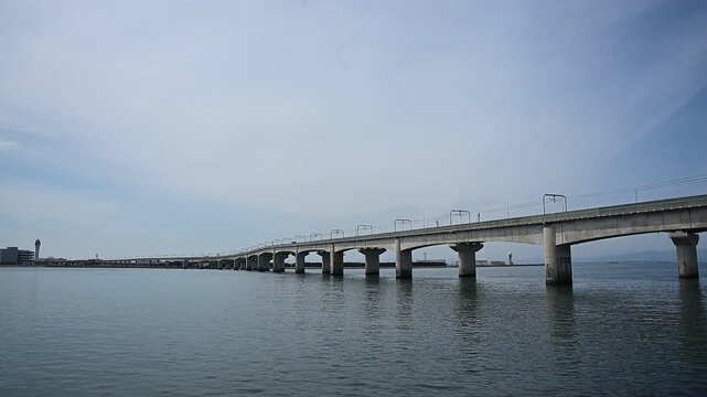 中部国際空港連絡鉄道橋の上で離合する名鉄電車（名鉄空港線 りんくう常滑 - 中部国際空港, 2026年3月）