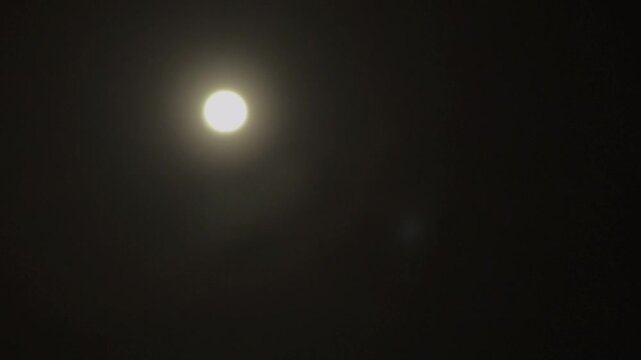 The natural phenomenon of the moon (full moon) in the form of a super moon which occurred on April 1, 2026 at around 21.00 WITA