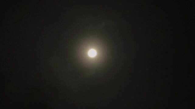The natural phenomenon of the moon (full moon) in the form of a super moon which occurred on April 1, 2026 at around 21.00 WITA