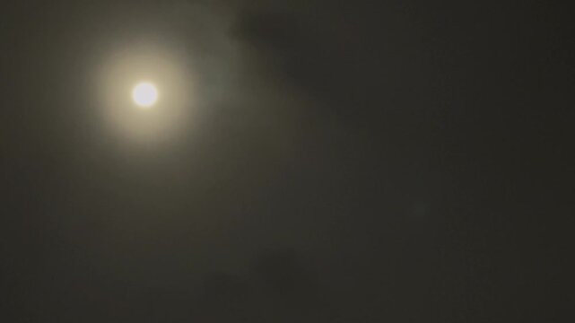 The natural phenomenon of the moon (full moon) in the form of a super moon which occurred on April 1, 2026 at around 21.00 WITA