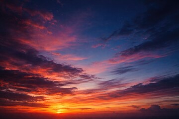 Fototapeta premium Twilight Skies Over Horizon at Sunset with Dramatic Cloud Patterns