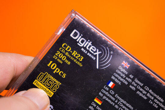Digitek CD-R23 CD-R recordable 200 MB storage with 10 pieces in packaging on orange background