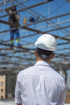 Homem jovem  em roupa de trabalho