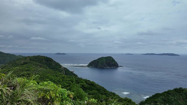 高台から見下ろす曇天の渡嘉敷島の海と島々 悪天候の慶良間諸島の風景 動画素材 4K