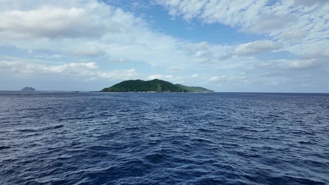 渡嘉敷港を出港したフェリーからの景色 遠ざかる慶良間諸島の島影 動画素材 4K