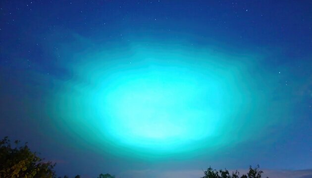 Brilho intenso de cor turquesa iluminando as nuvens e o c&eacute;u noturno com estrelas vis&iacute;veis acima de uma floresta escura e misteriosa.
