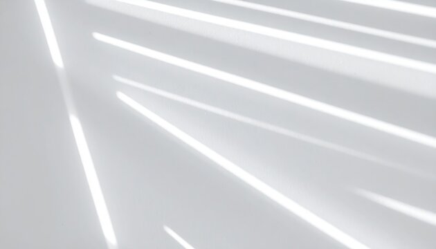 Textura de fundo branco minimalista apresentando raios de luz brilhantes e sombras lineares elegantes para apresenta&ccedil;&otilde;es e design moderno.