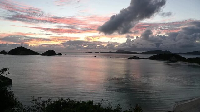 渡嘉敷島・阿波連ビーチから望む夕日とハナリ島（シブがき島）のシルエット 慶良間諸島 動画素材 4K