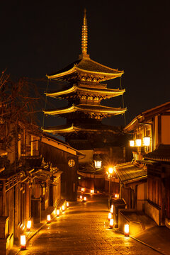 日本の風景　京都夜景　ライトアップされた八坂の塔と産寧坂