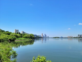 Fototapeta premium view of han river looking towards yeouido from dongjak bridge in seoul