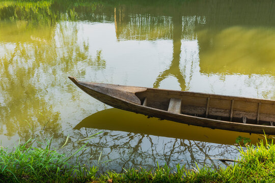 A traditinal thai boat is being leaked in the water