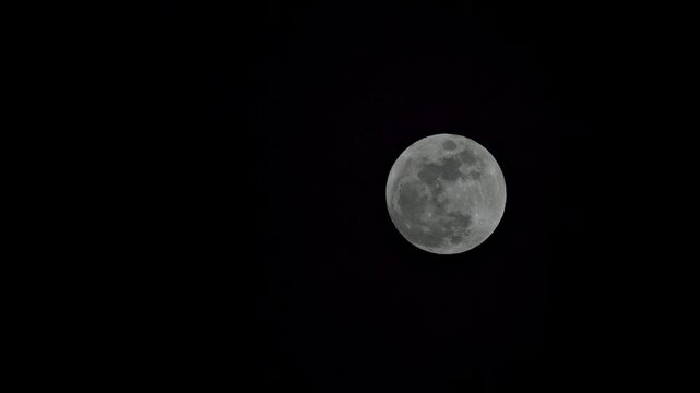 luna en 4k . viaje a la luna llena rosa 
