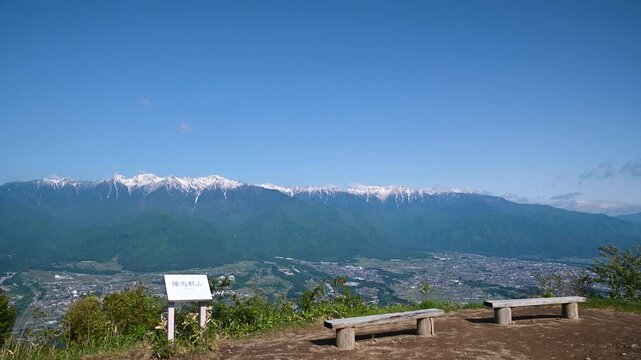 陣馬形山からみた空木岳と宝剣岳　山頂標識　日本