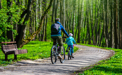 Naklejka premium Cyclists ride on the bike path in the city Park 