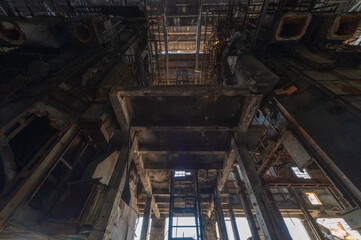 Wnętrze opuszczonej elektrowni EC2 w Łodzi, surowa architektura industrialna i konstrukcje stalowe © smoku7979