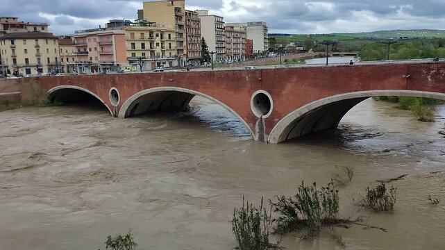 Benevento - Fiume Calore in piena da Via Posillipo