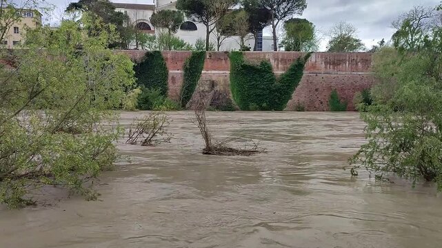 Benevento - Fiume Calore in piena dalla scala in Via Grimoaldo Re