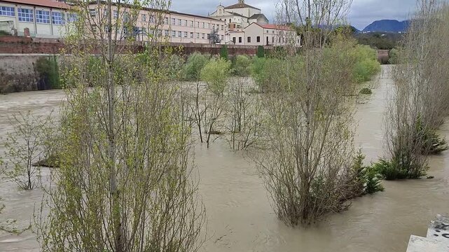 Benevento - Fiume Calore in piena dalla scalinata di Via Grimoaldo Re