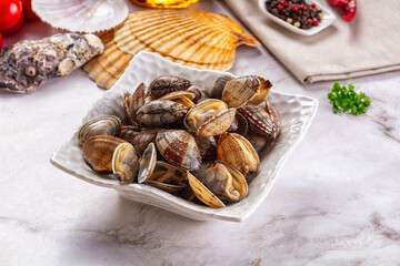 Steamed vongole clams with spices © Andrei Starostin