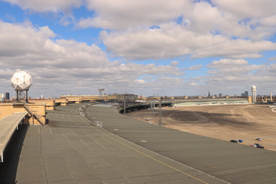 Blick &uuml;ber den riesigen Flughafen Tempelhof
