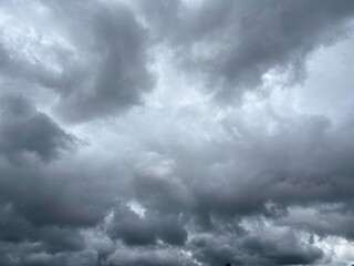 Obraz premium Wide landscape view of dark rain clouds over tropical hills and coconut trees.