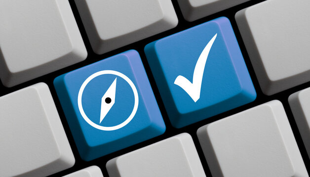 Computer Tastatur in blau: Kompass und Strategie