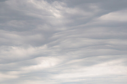 Moody sky with stratocumulus cloud textures, subtle gradients and natural tones, perfect for atmospheric, weather, and background imagery.
