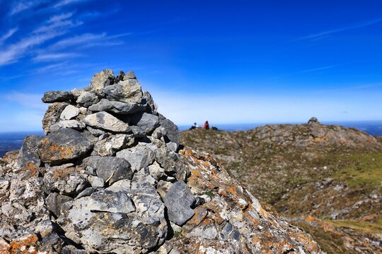 Un cairn au sommet du Lh&eacute;ris dans les Pyr&eacute;n&eacute;es &agrave; Campan
