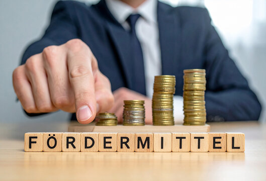 Fördermittel - Geschäftsmann zeigt auf das Wort "Fördermittel"
